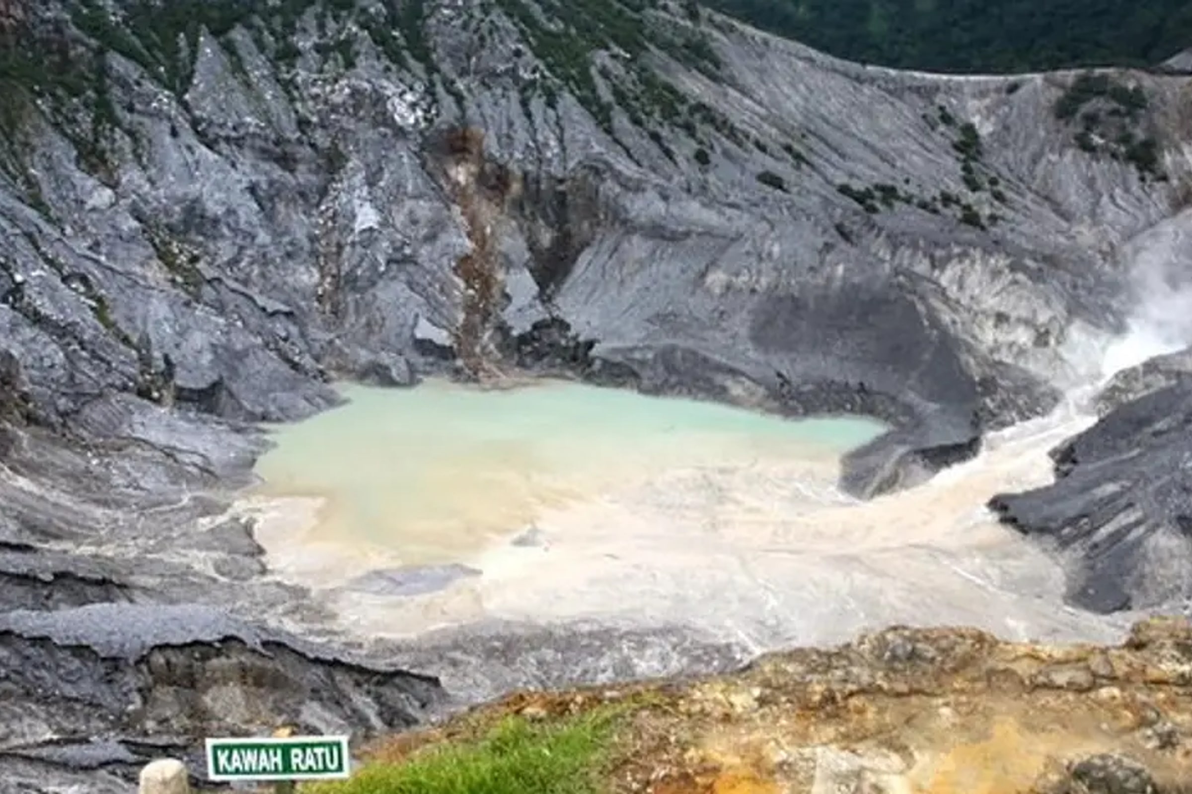 Fullday Bandung Volcano Tour by Train from Jakarta with insurance